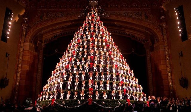 Christmas tree of Muskegon – three-hundred singers from the Mona Shores High School Choir