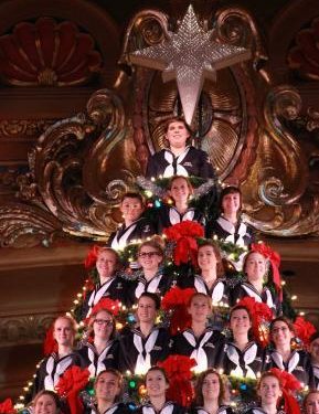 Christmas tree of Muskegon – three-hundred singers from the Mona Shores High School Choir