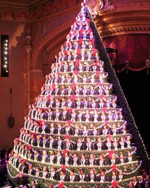 Christmas tree of Muskegon – three-hundred singers from the Mona Shores High School Choir