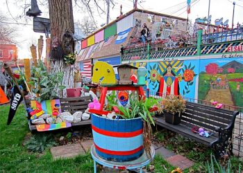 Hector Alvarenga’s home – an art installation of mostly discarded junk, Chicago