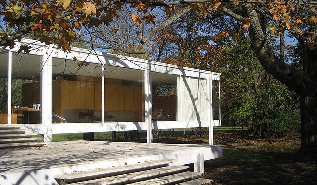 Mies van der Rohe’s Farnsworth House in Plano, Illinois