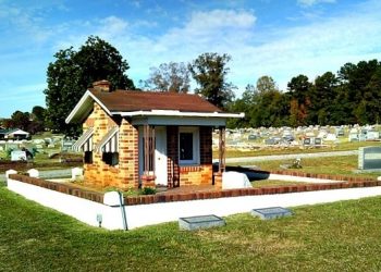 Oakwood Cemetery in Lanett